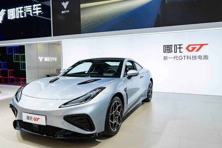 惠州270哪吒汽车在智能汽车领域的表现，领途汽车在新能源汽车市场中的影响力